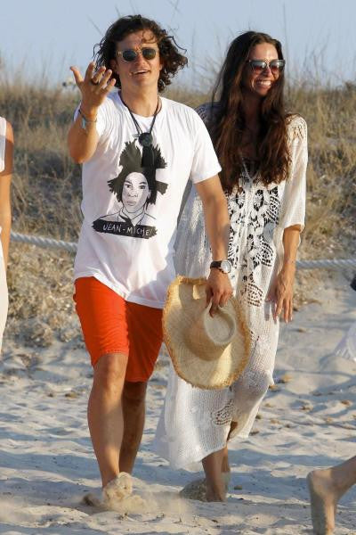 Orlando Bloom in DEERDANA JEAN-MICHEL BASQUIAT T-SHIRT